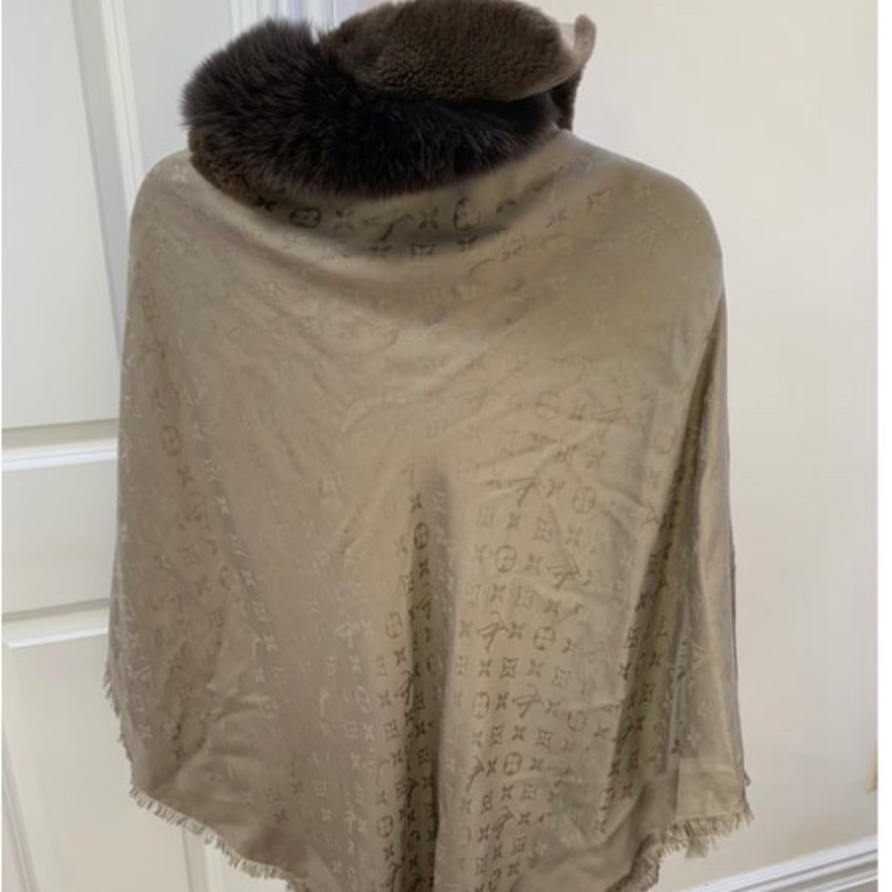 Louis Vuitton fox trim V-scarf